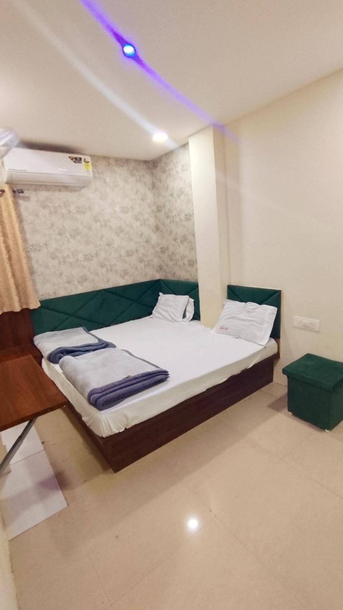 Green Leaf Hotel Ujjain Exteriör bild