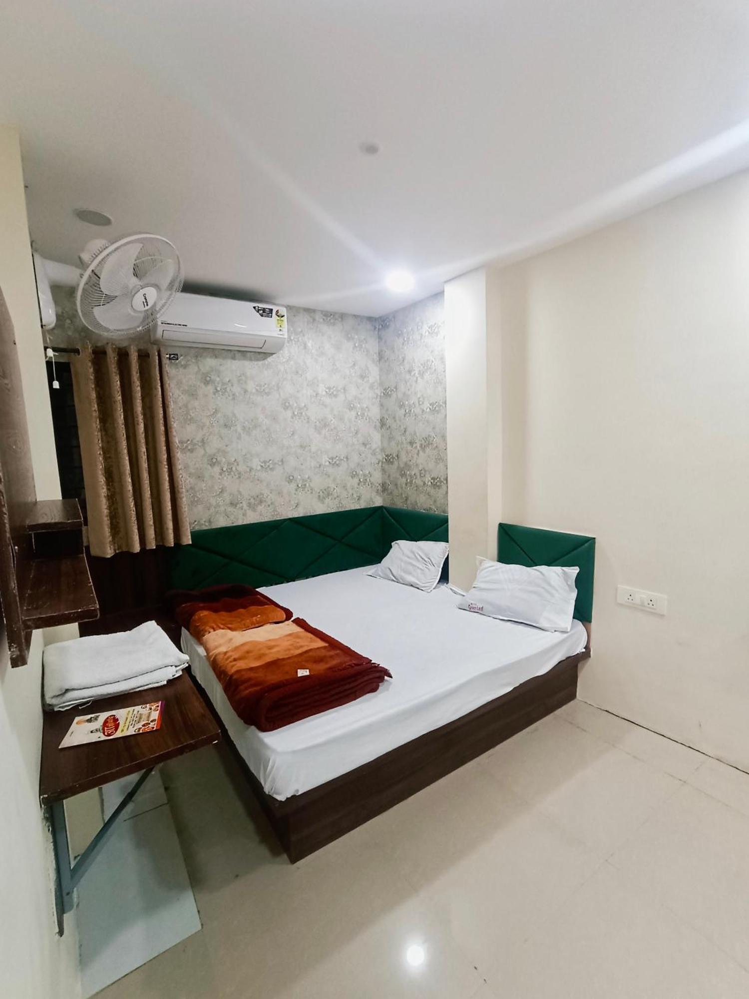 Green Leaf Hotel Ujjain Exteriör bild