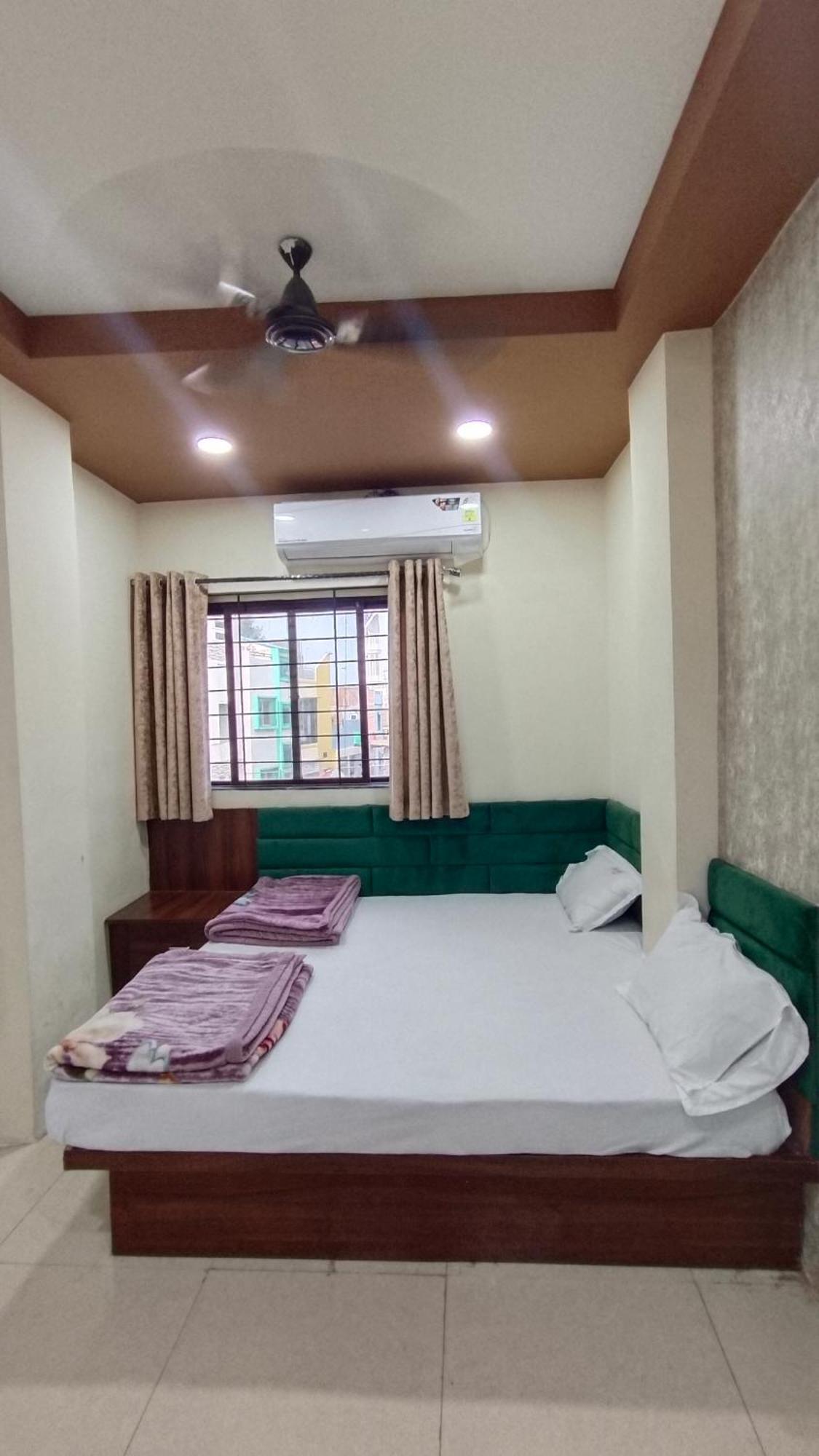 Green Leaf Hotel Ujjain Exteriör bild