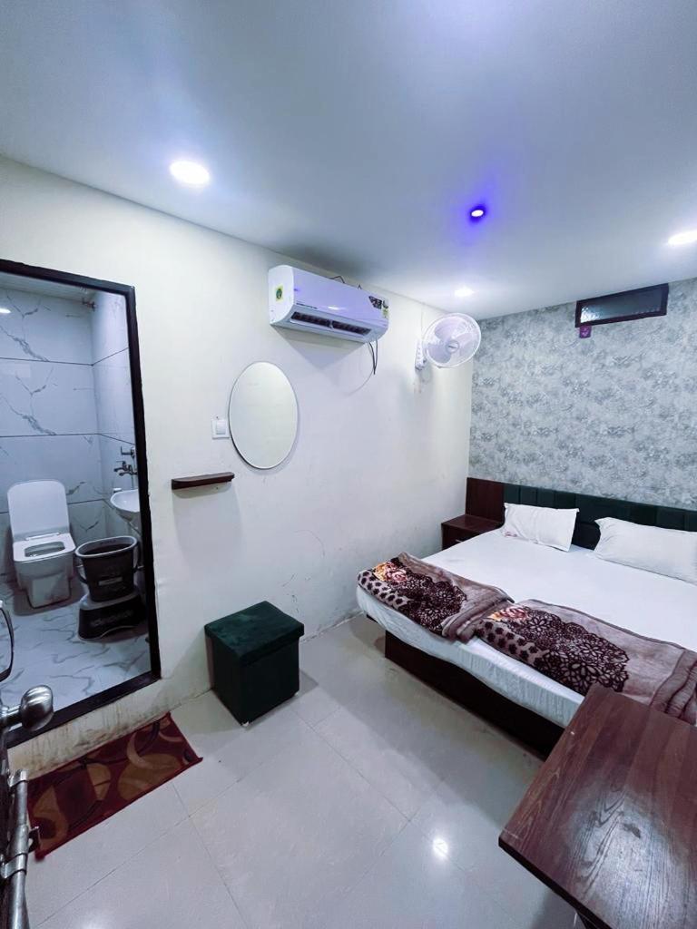 Green Leaf Hotel Ujjain Exteriör bild