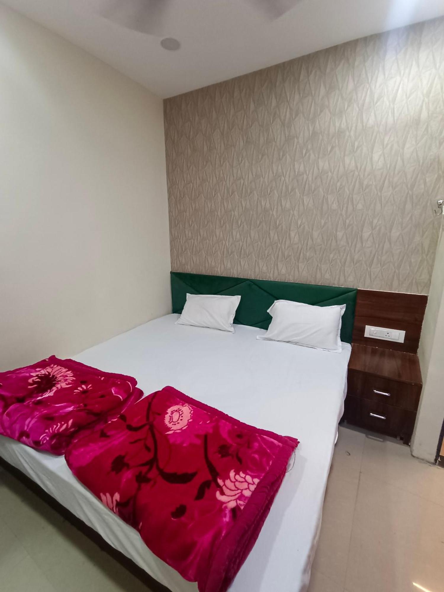 Green Leaf Hotel Ujjain Exteriör bild
