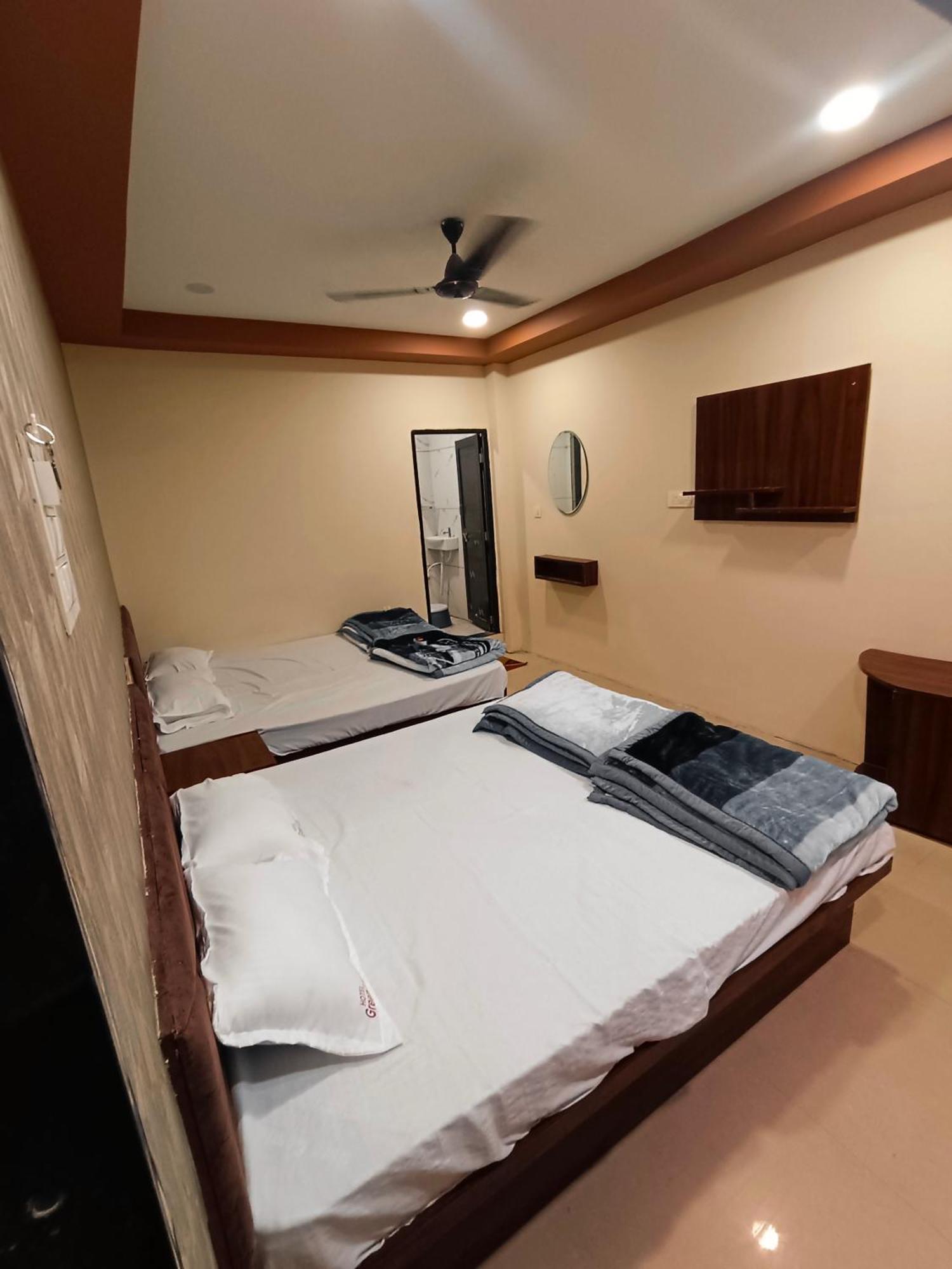 Green Leaf Hotel Ujjain Exteriör bild
